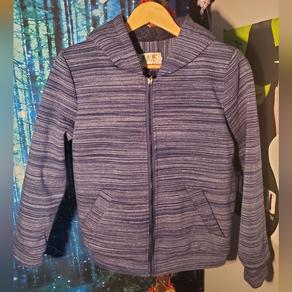 Beautiful blue stripe pattern fleece/fur lined sweater size Medium - Picture 1 of 3